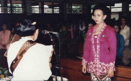 Ketua Dharma Wanita yang baru GKR Hemas sedang diambil sumpah oleh Ketua Dharma Wanita Pusat Ny. ...
