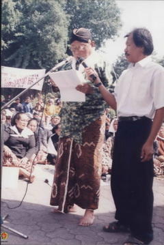 Tampak salah satu tokoh PKL Malioboro berorasi ditengah massa sebagi wujud dukungan mereka terhad...