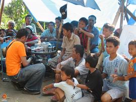 Warga yang terdiri dari pemuda, anak- anak, dan orang tua berada di bawah tenda darurat yang digu...