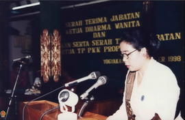 Ketua Dharma Wanita Pusat Ibu Syarwan Hamid memberikan sambutan dalam Serah Terima Jabatan dan pe...