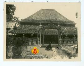 Gedung Jene lama. Tampak seorang abdi dalem di halaman gedung.