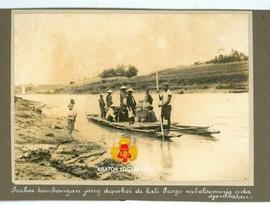 Perahu penyeberangan yang dibuat dari bambu sebelum pembuatan jembatan dimulai.