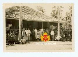 Berfoto bersama di depan rumah kontroliran Kota Agung