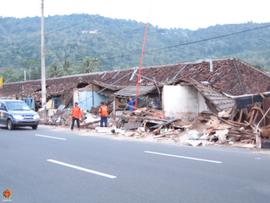 Petugas PLN sedang memperbaiki jaringan kabel listrik disebelah utara Pasar Piyungan, foto diambi...