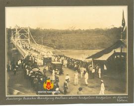 Tampak mobil rombongan Sri Sultan HB VIII di depan jembatan Bantar yang sedang diresmikan. Foto d...