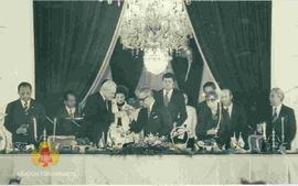 Wakil Presiden Yugoslavia Stevan Doronjski dan Wakil Presiden Sri Sultan Hamengku Buwono IX sedan...