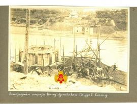 Bantalan tiang jembatan yang sedang dikerjakan pengecorannya.