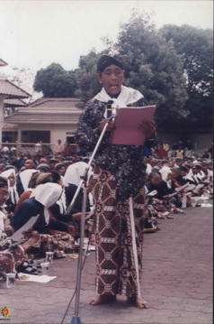 Bapak Muhammad Sukad sedang membacakan kidung  di antara para pengunjuk rasa