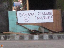 Papan bertuliskan larangan memasuki area Panggung Krapyak (Kandang Menjangan) yang dipasang di pi...