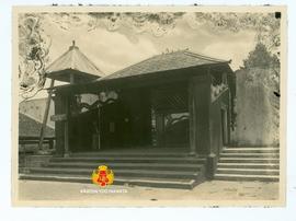 Regol Magangan yang terletak di sebelah  Selatan Kraton Yogyakarta. Di sebelah kanan dan kiri reg...