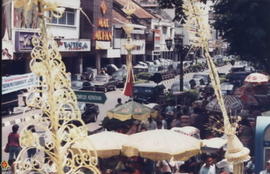 Suasana jalan Malioboro pada saat detik-detik pelantikan gubernur. Gambar diambil di depan pintu ...