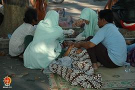 Tim medis Rumah Sakit PKU Muhamadiyah Bantul sedang memberikan pertolongan pertama kepada korban ...