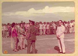 Gubernur Bengkulu Drs. Abdul Chalik (berkacamata) beserta Ibu dan Komandan DIM 0407 Bengkulu Utar...