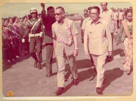 Wakil Presiden RI Sri Sultan Hamengku Buwono IX (berkalung bunga) didampingi Gubernur Bengkulu Dr...