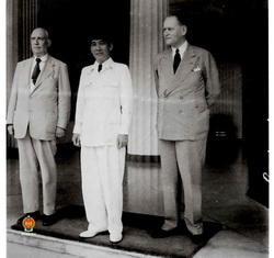 Presiden Soekarno dan Stikker sedang foto bersama saat tiba di Istana Negara Yogyakarta.