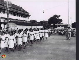 Suasana pawai dalam rangka Peringatan 6 Tahun Indonesia Merdeka. Barisan pelajar putri (depan) da...