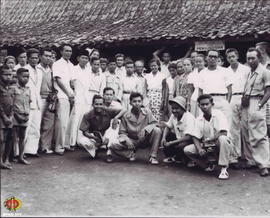 Para pengungsi dan panitia penolong korban merapi UNGIN Yogyakarta ketika berada di pos urusan pe...