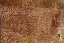 Tampak bangunan bendung irigasi yang hampir selesai dikerjakan 90%.