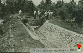 B. Ca. 1a. Talang Pemberi 100%. Beberapa pegawai PU sedang memeriksa Talang Pemberi yang sudah se...