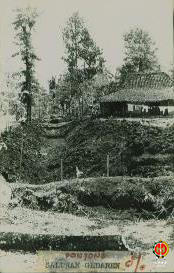 Keadaan asli sebelum proyek dilaksanakan (kondisi 0%). Tampak sebuah rumah penduduk di dekat salu...