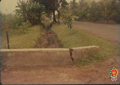 Tampak kondisi awal saluran irigasi dilihat dari Selatan jalan. (bagian 3)