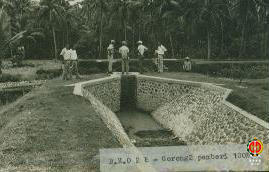 B. K. 0 2b. Gorong- gorong Pemberi (kondisi 100%). Para pekerja proyek sedang mengamati gorong-go...