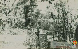 Keadaan asli sebelum proyek dilaksanakan (kondisi 0%). Tampak rumah penduduk dan pagar halaman pe...