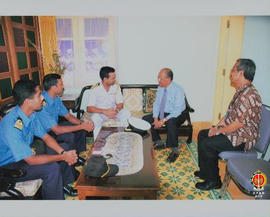 Rombongan dari Angkatan Laut India sedang berbincang dengan Wakil Gubernur Provinsi DIY Sri Paduk...
