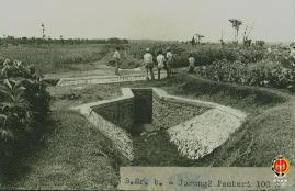 B. Sr. b. Gorong-gorong Pemberi dalam kondisi 100%. Tampak lima pegawai DPU sedang memeriksa goro...