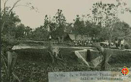 B. Ca. 2. Bangunan Peninggi Air dalam tahap pelaksanaan. Tampak dari kejauhan para pekerja sedang...