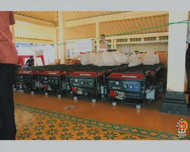 Tampak puluhan genset dan jirigen bantuan dari Mitsubishi Jepang (gambar diambil dari jauh) , 23 ...