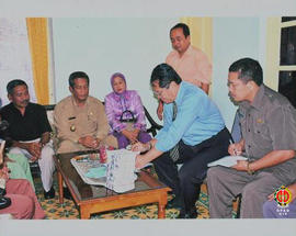 Penandatangan berita acara serah terima bantuan oleh Asisten Pemerintahan dan Kesra Setda Provins...