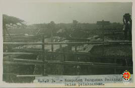 B. K. 0 3. Kumpulan Bangunan Peninggi Air dalam pelaksanaan. Tampak patok kayu yang sudah dipasang.