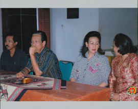 GKR Hemas sedang berbincang bincang dengan Dra. Soemartini istri Bupati Gunungkidul.