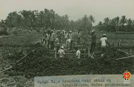 B. K. 0 7. Bangunan Bagi Akhir di Kongklangan dalam pelaksanaan. Tampak para pekerja yang sedang ...