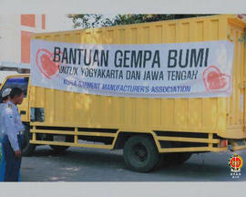 Truk pengangkut bantuan dari Korea Garment Manufacturer’s Association bagi korban gempa bumi  yan...