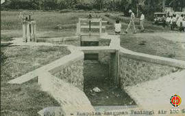 . K. 0 3. Kumpulan Bangunan Peninggi Air (kondisi 100%). Tampak para pekerja proyek sedang berjal...
