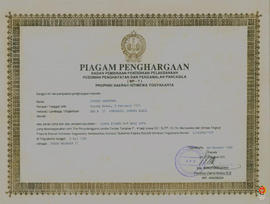 Piagam penghargaan dari BP-7 DIY diberikan kepada Suroso Rahutomo atas prestasinya dalam Lomba Pi...