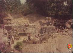 Tampak hulu saluran yang menuju ke daerah persawahan dari talud pengairan sungai.