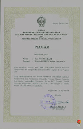 Piagam penghargaan dari BP7 di tujukan kepada peserta penyegaran penatar pedoman penghayatan dan ...