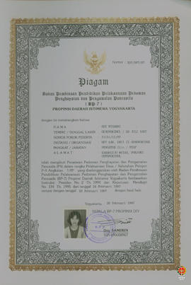 Piagam penghargaan dari BP7 DIY ditujukan kepada peserta penataran Pedoman Penghayatan & Peng...