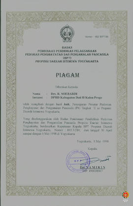 Piagam penghargaan dari BP7 di tujukan kepada peserta penyegaran penatar pedoman penghayatan dan ...