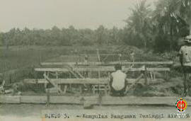 B. K.  0 3. Kumpulan Bangunan Peninggi Air (kondisi 0 %). Para pekerja yang akan melaksanakan pem...