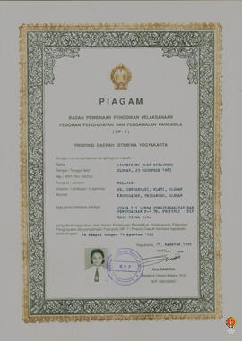 Piagam dari BP.7 DIY diberikan kepada Listriyani Elpi Diyastuti, dkk sebanyak 11 orang perihal te...