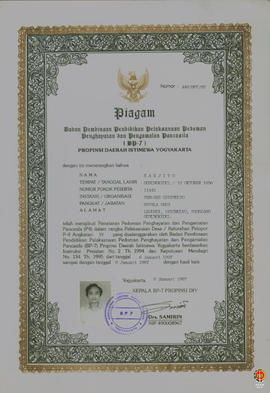 Piagam penghargaan dari BP7 dditunjukan kepada peserta penataran Pedoman Penghayatan & Pengam...