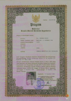 Piagam Gubernur Kepala Daerah Istimewa Yogyakarta diberikan kepada                  Drs. Gunawan ...