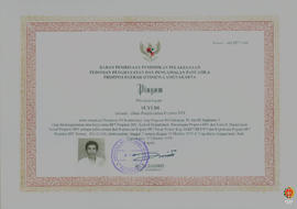 Piagam penghargaan dari BP7 diitujukan kepada peserta penataran P4 kontekstual bagi pegawai RI go...