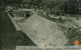 B. Ca. 1a. Talang Pemberi dalam tahap pelaksanaan. Tampak bangunan Talang Pemberi yang sudah di k...