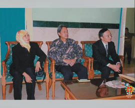 Tampak perwakilan dari Mitsubishi Jepang dan rombongan sedang serius mendengarkan Wakil Gubernur ...
