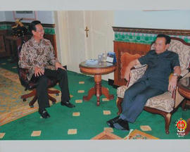 Gubernur Provinsi DIY Sri Sultan HB X sedang berbincang- bincang dengan Mendagri Muhammad Ma’aruf...